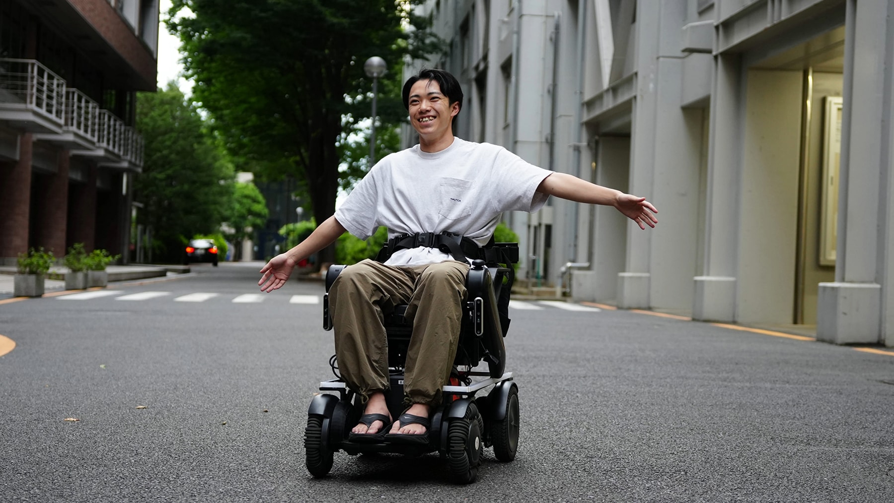 次世代ハンズフリー車いす
        「Feeling」